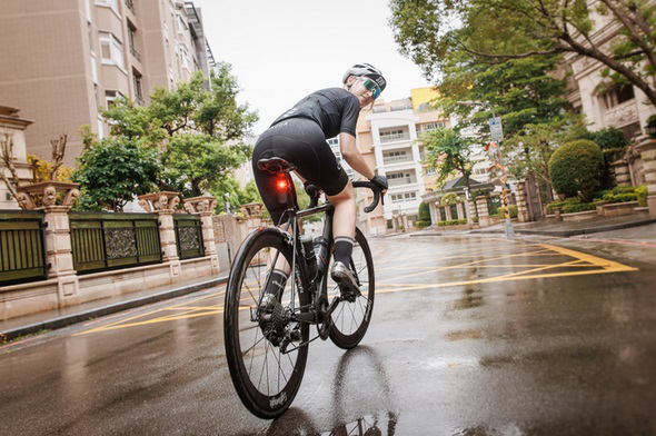 Bryton Gardia R300 Kerékpár Hátsó Lámpa és Forgalomfigyelő Radar - fekete
