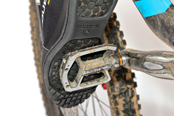 Endura MT500 Plus Overshoe II Téli Téli Kerékpáros Kamásli Platform Pedálhoz - fekete