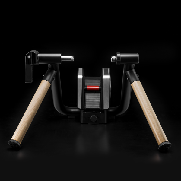 Elite Tuo Interaktív Hagyományos Formájú Wattmérős (3%) Kerékpáros Edzőgörgő (10%) 24"-29" Kerékmérethez