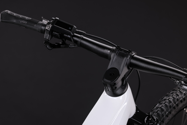 Cube Reaction Hybrid Race 800 snow´n´black 27,5" 2027 Elektromos Hardtail Mountain Bike Trapeze Kerékpár - fehér