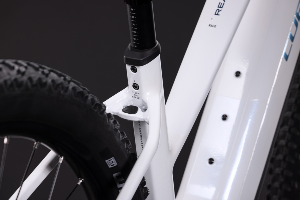 Cube Reaction Hybrid Race 800 snow´n´black 27,5" 2027 Elektromos Hardtail Mountain Bike Trapeze Kerékpár - fehér