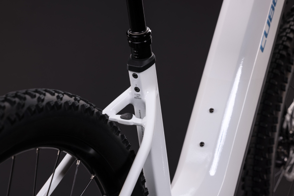 Cube Reaction Hybrid Race 800 snow´n´black 27,5" 2027 Elektromos Hardtail Mountain Bike Easy Entry Kerékpár - fehér