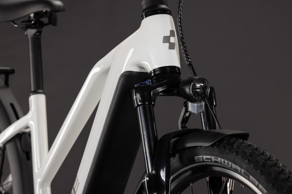 Cube Nuride Hybrid Performance 720 metallicwhite´n´grey 28" 2027 Elektromos Offroad Cross Trekking Trapeze Kerékpár - fehér