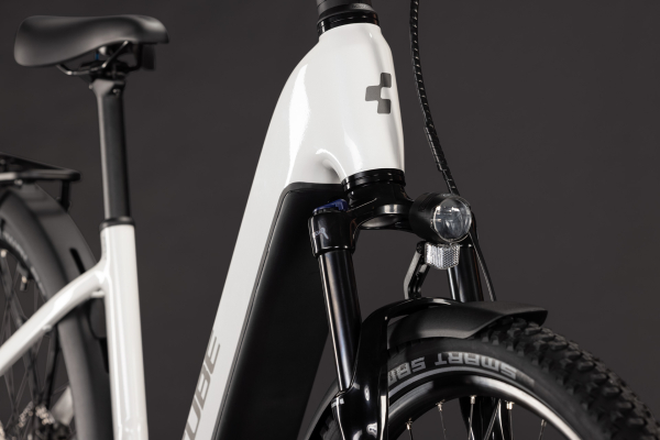 Cube Nuride Hybrid Performance 720 metallicwhite´n´grey 28" 2027 Elektromos Offroad Cross Trekking Easy Entry Kerékpár - fehér