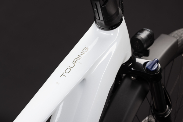 Cube Touring Hybrid ONE 600 metallicwhite´n´chrome 28" 2027 Elektromos Onroad Trekking Kerékpár - fehér