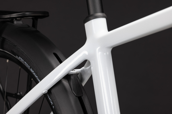 Cube Touring Hybrid ONE 600 metallicwhite´n´chrome 28" 2027 Elektromos Onroad Trekking Kerékpár - fehér