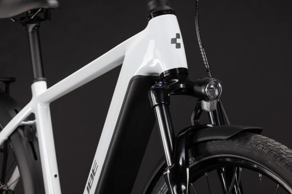 Cube Touring Hybrid ONE 600 metallicwhite´n´chrome 28" 2027 Elektromos Onroad Trekking Kerékpár - fehér