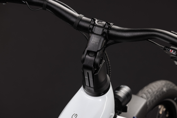 Cube Touring Hybrid ONE 600 metallicwhite´n´chrome 28" 2027 Elektromos Onroad Trekking Trapeze Trapeze Kerékpár - fehér