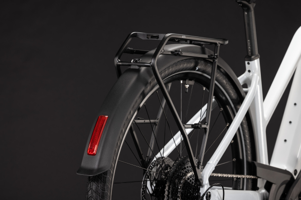 Cube Touring Hybrid ONE 600 metallicwhite´n´chrome 28" 2027 Elektromos Onroad Trekking Trapeze Trapeze Kerékpár - fehér