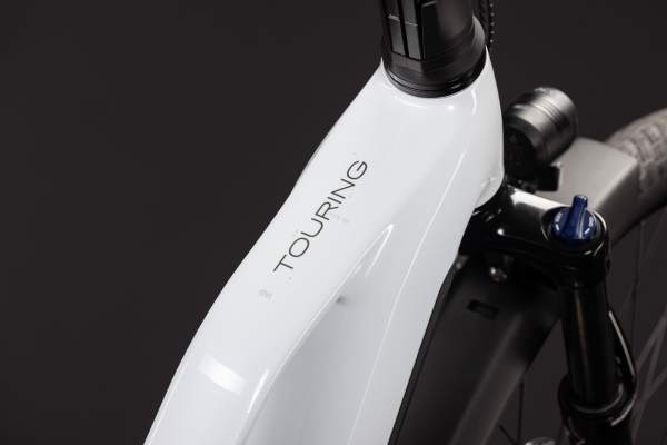 Cube Touring Hybrid ONE 600 metallicwhite´n´chrome 28" 2027 Elektromos Onroad Trekking Trapeze Trapeze Kerékpár - fehér