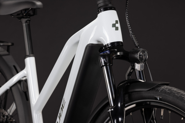 Cube Touring Hybrid ONE 600 metallicwhite´n´chrome 28" 2027 Elektromos Onroad Trekking Trapeze Trapeze Kerékpár - fehér