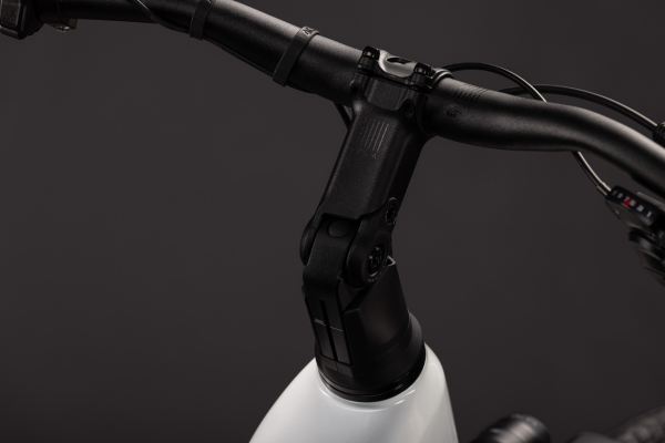 Cube Touring Hybrid ONE 600 metallicwhite´n´chrome 28" 2027 Elektromos Onroad Trekking Easy Entry Kerékpár - fehér