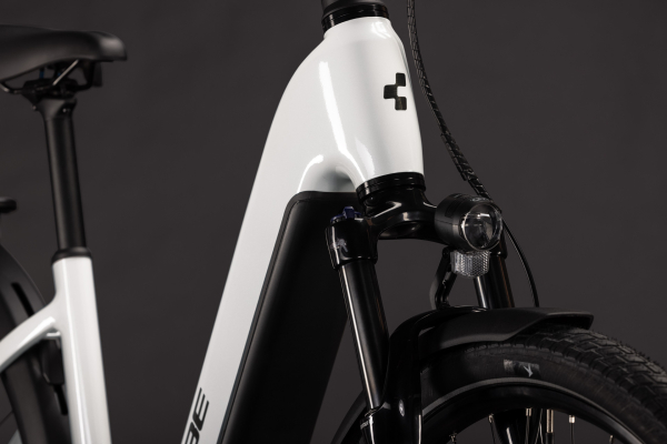 Cube Touring Hybrid ONE 600 metallicwhite´n´chrome 28" 2027 Elektromos Onroad Trekking Easy Entry Kerékpár - fehér