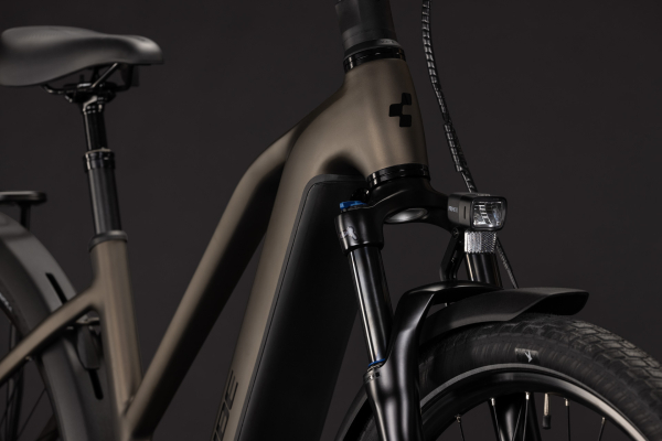 Cube Touring Hybrid Pro 800 metallicumbra´n´black 28" 2027 Elektromos Onroad Trekking Trapeze Kerékpár - barna