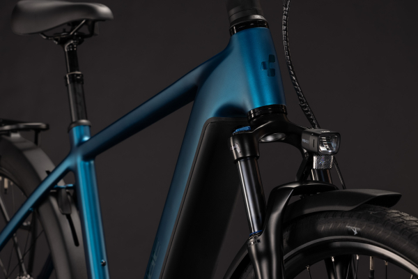 Cube Touring Hybrid Pro 800 electricblue´n´prizm 28" 2027 Elektromos Onroad Trekking Kerékpár - sötétkék