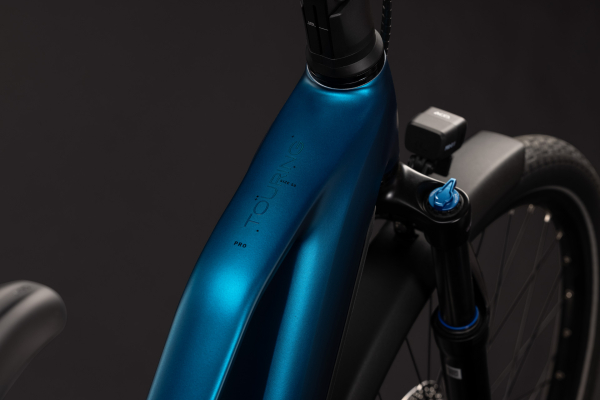 Cube Touring Hybrid Pro 800 electricblue´n´prizm 28" 2027 Elektromos Onroad Trekking Trapeze Kerékpár - sötétkék