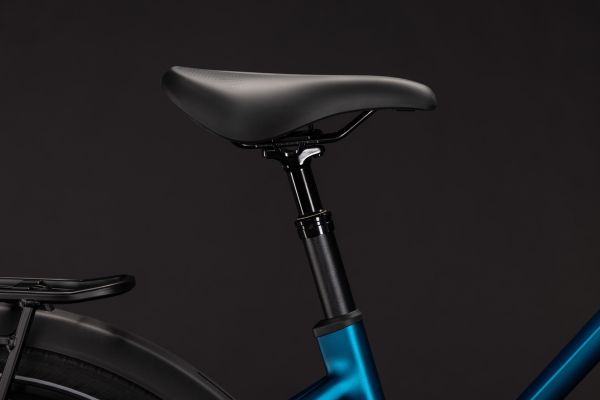 Cube Touring Hybrid Pro 800 electricblue´n´prizm 28" 2027 Elektromos Onroad Trekking Trapeze Kerékpár - sötétkék