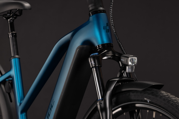 Cube Touring Hybrid Pro 800 electricblue´n´prizm 28" 2027 Elektromos Onroad Trekking Trapeze Kerékpár - sötétkék