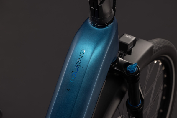 Cube Touring Hybrid Pro 800 electricblue´n´prizm 28" 2027 Elektromos Onroad Trekking Easy Entry Kerékpár - sötétkék
