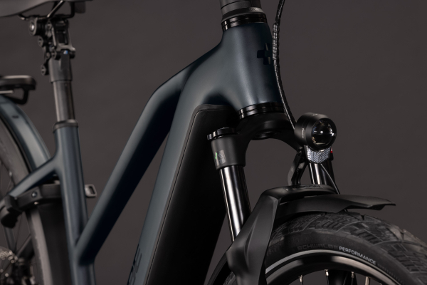 Cube Kathmandu Hybrid Pro 800 coal´n´black 28" 2027 Elektromos Onroad Trekking Trapeze Kerékpár - fekete