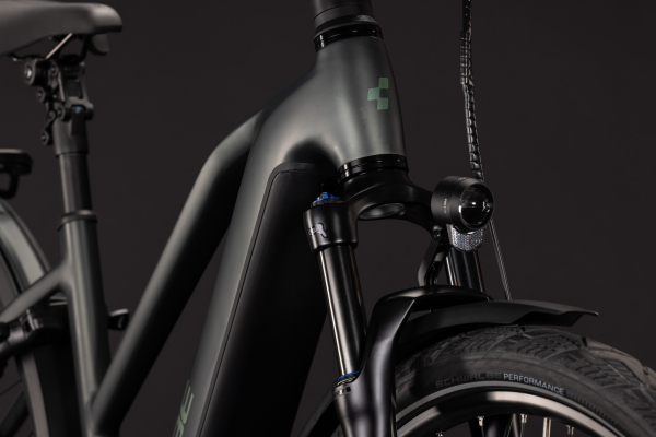 Cube Kathmandu Hybrid Deluxe Pro 800 blackforest´n´chrome 28" 2027 Elektromos Onroad Trekking Trapeze Kerékpár - fekete