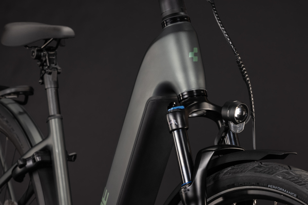 Cube Kathmandu Hybrid Deluxe Pro 800 blackforest´n´chrome 28" 2027 Elektromos Onroad Trekking Easy Entry Kerékpár - fekete