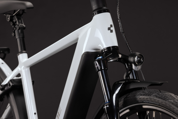 Cube Kathmandu Hybrid Deluxe Pro 800 metallicwhite´n´chrome 28" 2027 Elektromos Onroad Trekking Kerékpár - fehér