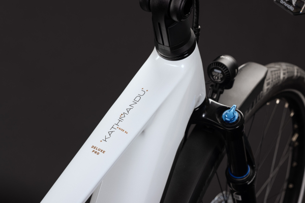 Cube Kathmandu Hybrid Deluxe Pro 800 metallicwhite´n´chrome 28" 2027 Elektromos Onroad Trekking Kerékpár - fehér