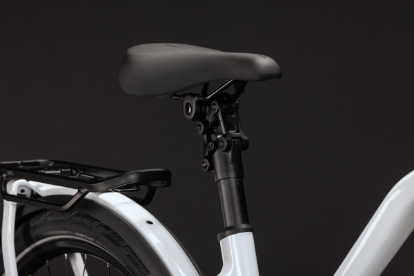 Cube Kathmandu Hybrid Deluxe Pro 800 metallicwhite´n´chrome 28" 2027 Elektromos Onroad Trekking Trapeze Kerékpár - fehér