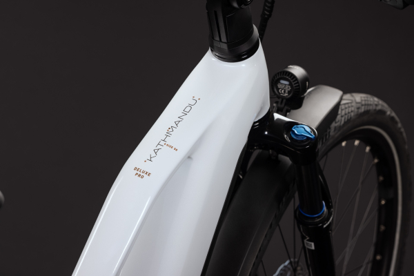 Cube Kathmandu Hybrid Deluxe Pro 800 metallicwhite´n´chrome 28" 2027 Elektromos Onroad Trekking Trapeze Kerékpár - fehér