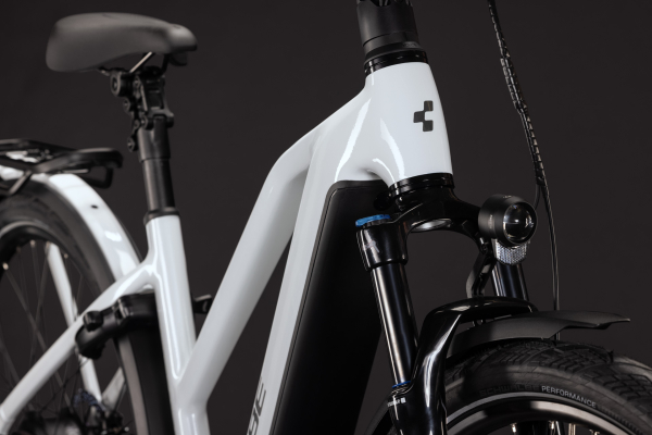 Cube Kathmandu Hybrid Deluxe Pro 800 metallicwhite´n´chrome 28" 2027 Elektromos Onroad Trekking Trapeze Kerékpár - fehér