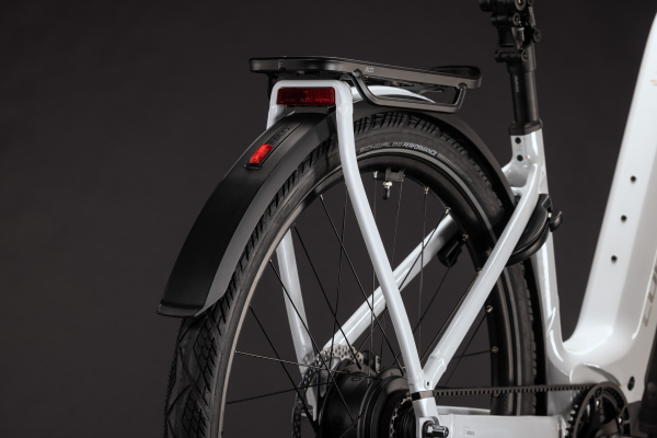 Cube Kathmandu Hybrid Deluxe Pro 800 metallicwhite´n´chrome 28" 2027 Elektromos Onroad Trekking Easy Entry Kerékpár - fehér