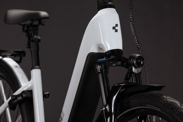 Cube Kathmandu Hybrid Deluxe Pro 800 metallicwhite´n´chrome 28" 2027 Elektromos Onroad Trekking Easy Entry Kerékpár - fehér