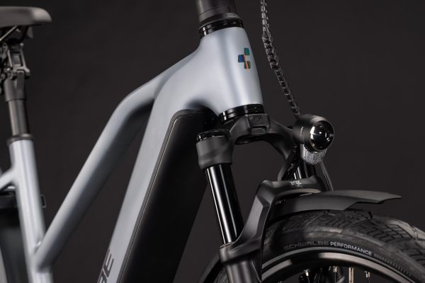 Cube Kathmandu Hybrid EXC 800 slategrey´n´chrome 28" 2027 Elektromos Onroad Trekking Trapeze Kerékpár - világosszürke