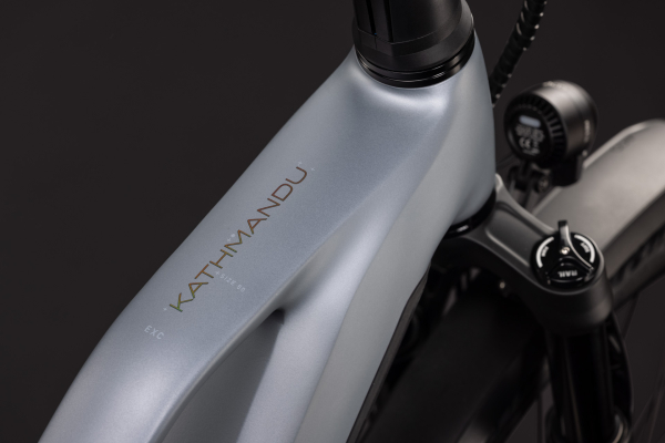 Cube Kathmandu Hybrid EXC 800 slategrey´n´chrome 28" 2027 Elektromos Onroad Trekking Trapeze Kerékpár - világosszürke