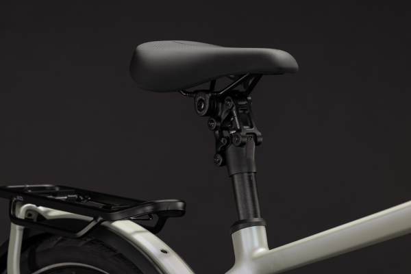 Cube Kathmandu Hybrid Deluxe EXC 800 glintsand´n´black 28" 2027 Elektromos Onroad Trekking Kerékpár - világosszürke