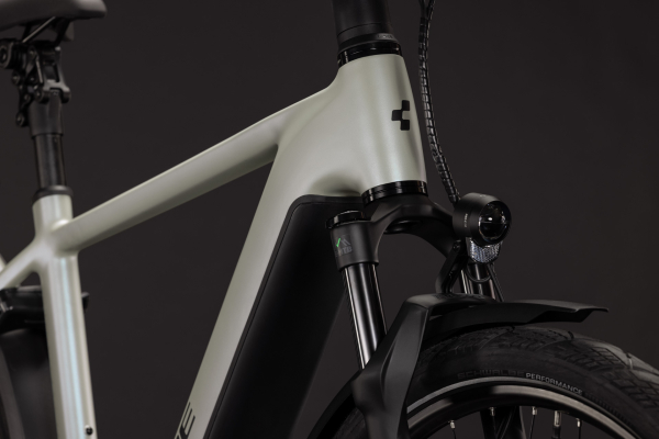 Cube Kathmandu Hybrid Deluxe EXC 800 glintsand´n´black 28" 2027 Elektromos Onroad Trekking Kerékpár - világosszürke