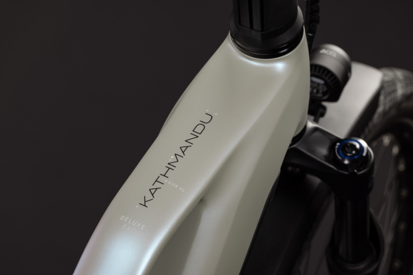 Cube Kathmandu Hybrid Deluxe EXC 800 glintsand´n´black 28" 2027 Elektromos Onroad Trekking Trapeze Kerékpár - világosszürke