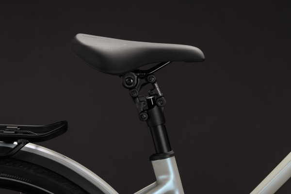 Cube Kathmandu Hybrid Deluxe EXC 800 glintsand´n´black 28" 2027 Elektromos Onroad Trekking Trapeze Kerékpár - világosszürke