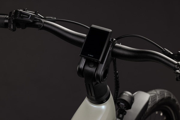 Cube Kathmandu Hybrid Deluxe EXC 800 glintsand´n´black 28" 2027 Elektromos Onroad Trekking Trapeze Kerékpár - világosszürke