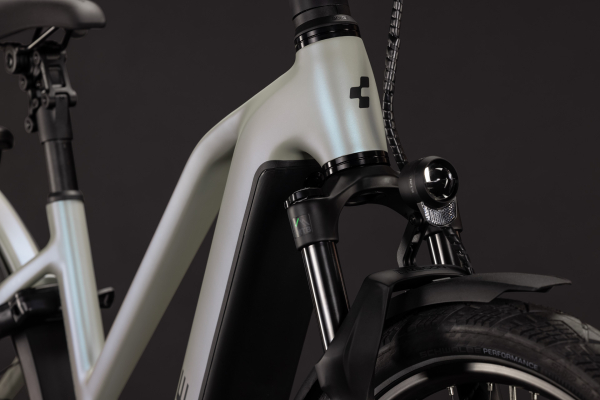 Cube Kathmandu Hybrid Deluxe EXC 800 glintsand´n´black 28" 2027 Elektromos Onroad Trekking Trapeze Kerékpár - világosszürke