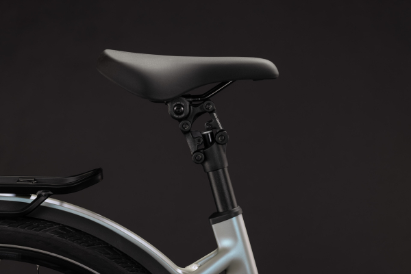 Cube Kathmandu Hybrid Deluxe EXC 800 glintsand´n´black 28" 2027 Elektromos Onroad Trekking Easy Entry Kerékpár - világosszürke