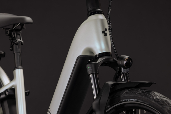 Cube Kathmandu Hybrid Deluxe EXC 800 glintsand´n´black 28" 2027 Elektromos Onroad Trekking Easy Entry Kerékpár - világosszürke