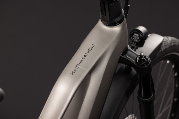 Cube Kathmandu Hybrid SLX 800 flashstone´n´chrome 28" 2027 Elektromos Onroad Trekking Trapeze Kerékpár - barna