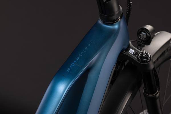 Cube Kathmandu Hybrid SLX 800 nebula´n´prizm 28" 2027 Elektromos Onroad Trekking Trapeze Kerékpár - sötétkék