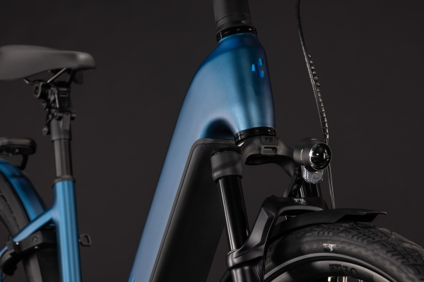 Cube Kathmandu Hybrid SLX 800 nebula´n´prizm 28" 2027 Elektromos Onroad Trekking Easy Entry Kerékpár - sötétkék