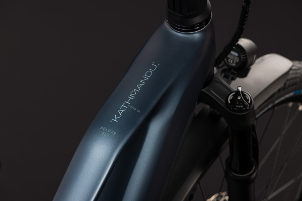 Cube Kathmandu Hybrid Deluxe SLX 800 mineralblue´n´blue 28" 2027 Elektromos Onroad Trekking Trapeze Kerékpár - sötétkék