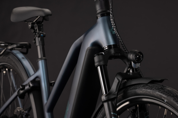 Cube Kathmandu Hybrid Deluxe SLX 800 mineralblue´n´blue 28" 2027 Elektromos Onroad Trekking Trapeze Kerékpár - sötétkék