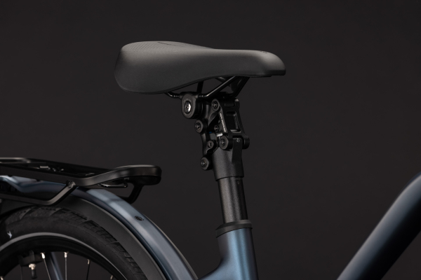 Cube Kathmandu Hybrid Deluxe SLX 800 mineralblue´n´blue 28" 2027 Elektromos Onroad Trekking Trapeze Kerékpár - sötétkék