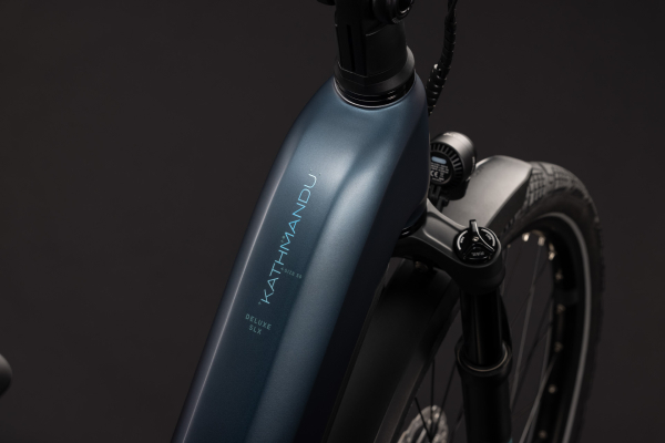 Cube Kathmandu Hybrid Deluxe SLX 800 mineralblue´n´blue 28" 2027 Elektromos Onroad Trekking Easy Entry Kerékpár - sötétkék